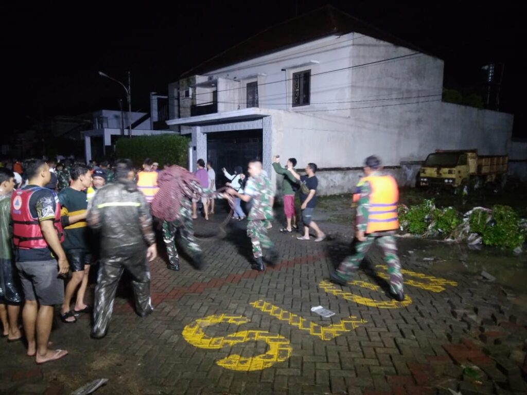 Jajaran Korem 162/WB Turun Langsung Bantu Evakuasi Korban Banjir di Mataram