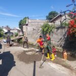 Babinsa Selong Gotong Royong Rabat Jalan Bersama Warga RT 42 Banjar Kemuning