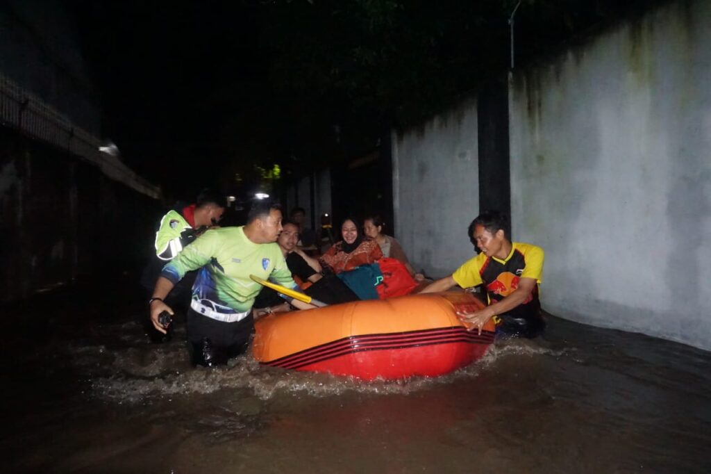 Mataram Dilanda Banjir Terparah dalam Puluhan Tahun: Dua Nyawa Melayang, Ribuan Warga Mengungsi