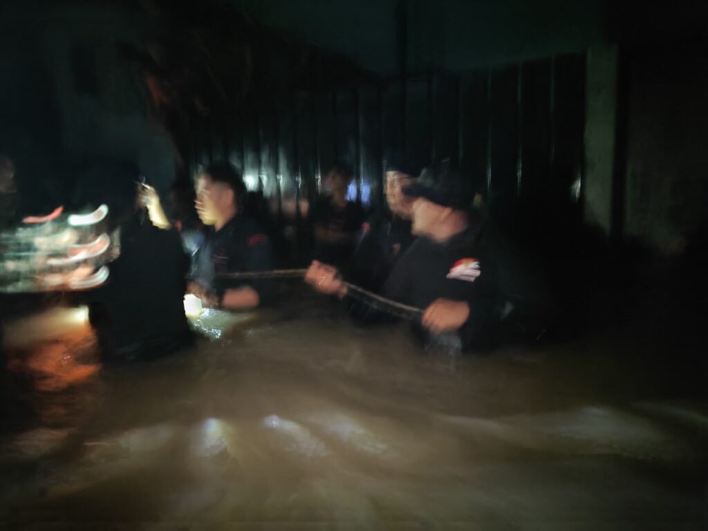 Dansat Brimob Polda NTB Terjun Langsung Bantu Proses Evakuasi Korban Banjir di Perumahan Riverside