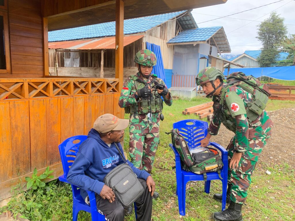 Hangatkan Perbatasan, TNI Datangi Rumah Warga untuk Obati dengan Cinta
