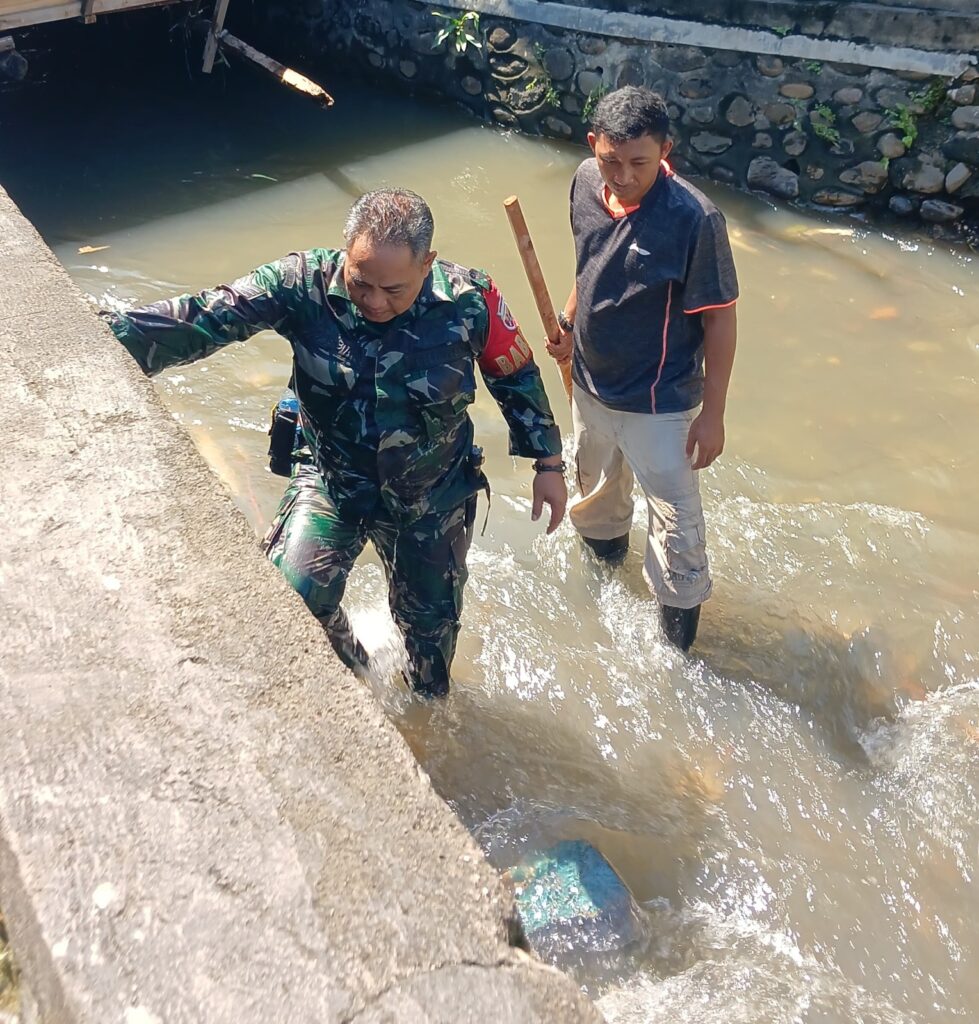 Sungai Tersumbat, Babinsa dan Warga Turun Tangan