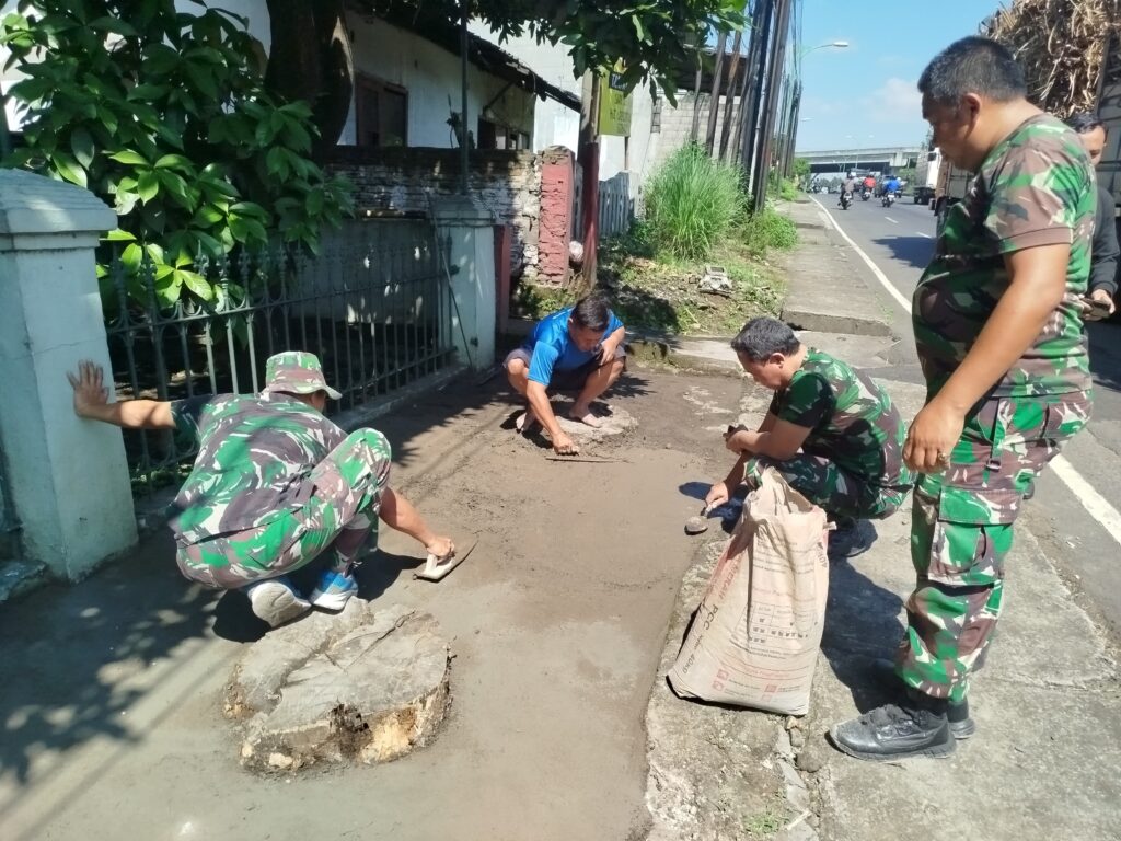 Danramil Beserta Anggota Gotong Royong Bahu Membahu Benahi Pangkalan