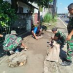 Danramil Beserta Anggota Gotong Royong Bahu Membahu Benahi Pangkalan