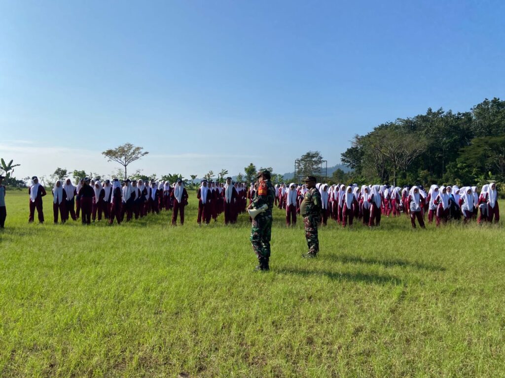 Tingkatkan Disiplin Siswa, Koramil Latih PBB Dalam MPLS di SMPN 1 Prigen