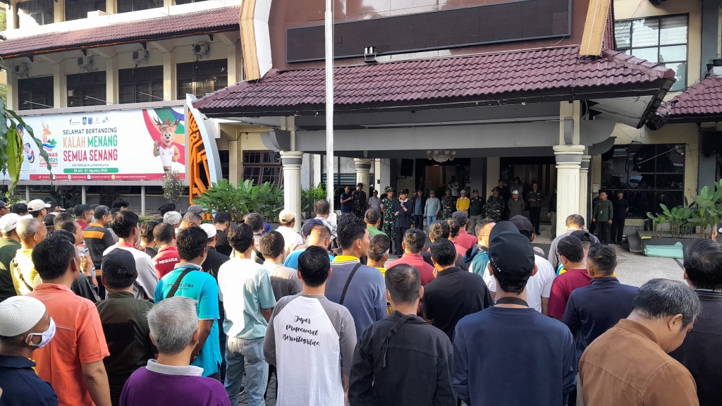 Kolaborasi TNI dan Forkopimda Bersihkan Sungai Hari Terakhir Tanggap Bencana