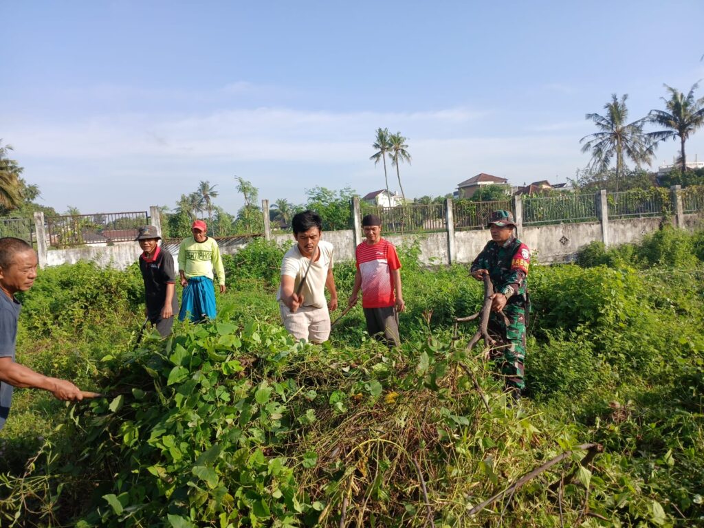Wujudkan Rumah Masa Depan Bersih dan Rapi, Babinsa Ajak Masyarakat Bersihkan TPU