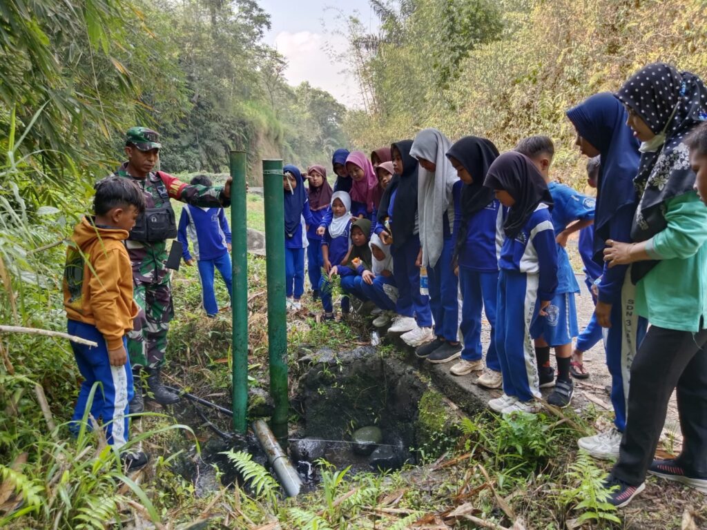 Edukasi Sejak Dini, Babinsa Kenalkan Pompa Hydram Kepada Anak Anak