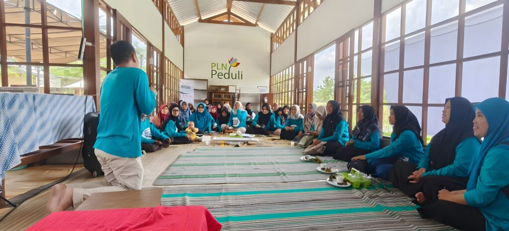 PLN Hadirkan Listrik untuk Rakyat, Dukung Eco School Lentera Intergeneration di Lombok Timur