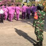 Bentuk Disiplin Sejak Dini, Babinsa Latih Siswa Siswi SMPN 1 Kraton