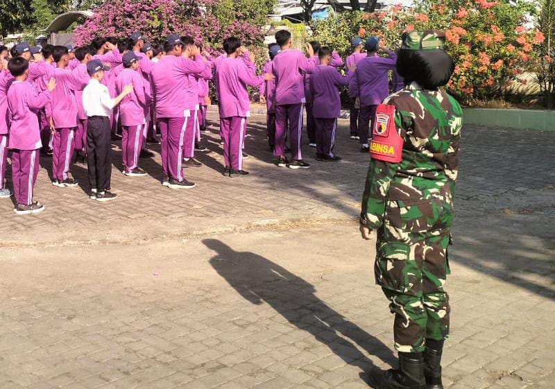 Bentuk Disiplin Sejak Dini, Babinsa Latih Siswa Siswi SMPN 1 Kraton