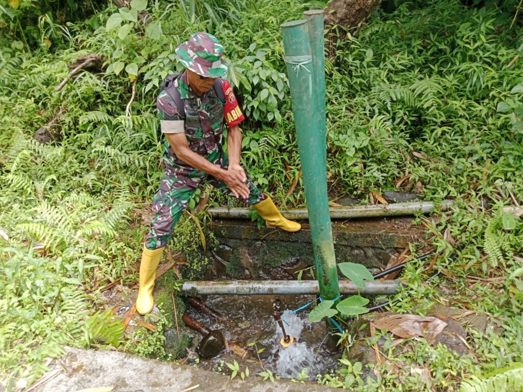 Agar Tetap Layak Digunakan Masyarakat, Babinsa Lakukan Perawatan Pompa Hydram Secara Intensif