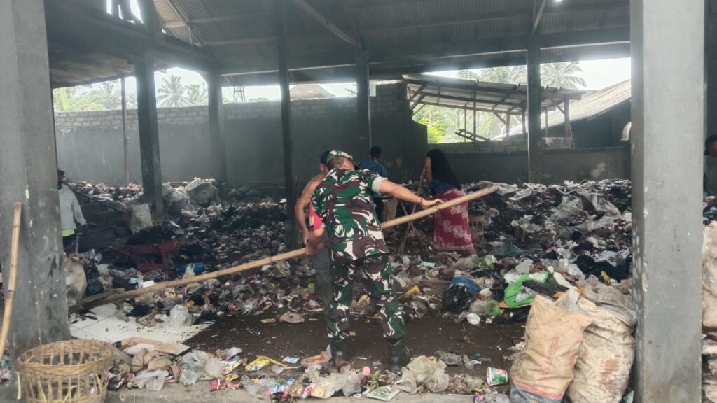 Babinsa Bantu Pengolahan Sampah di Desa Semparu