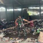 Babinsa Bantu Pengolahan Sampah di Desa Semparu