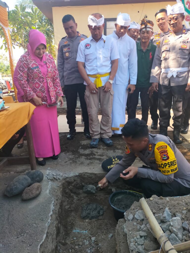 Kapolres Lombok Utara Letakkan Batu Pertama Pembangunan Bale Gong di Pura Amertha Giri Rinjani