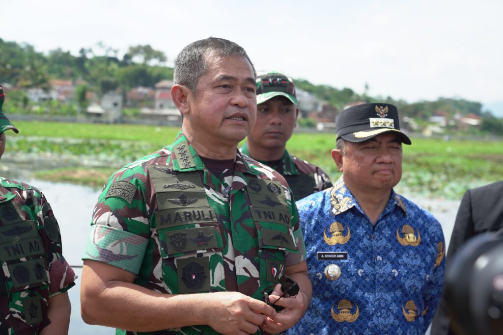 Dukung Pelestarian Lingkungan, Kasad Tinjau Pembersihan Danau Situ Bagendit