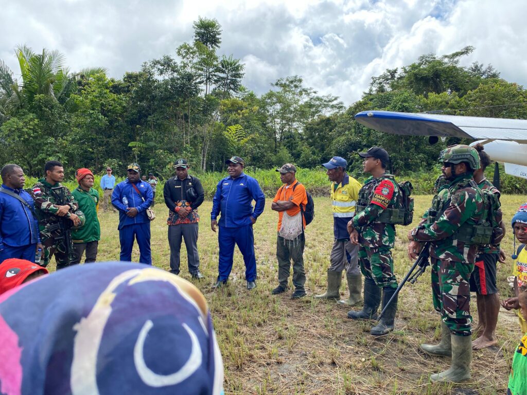 Anggota DPRD Pegunungan Bintang Kunjungi Kampung Denom, Apresiasi TNI dan Rencana Perbaikan Infrastruktur