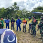 Anggota DPRD Pegunungan Bintang Kunjungi Kampung Denom, Apresiasi TNI dan Rencana Perbaikan Infrastruktur