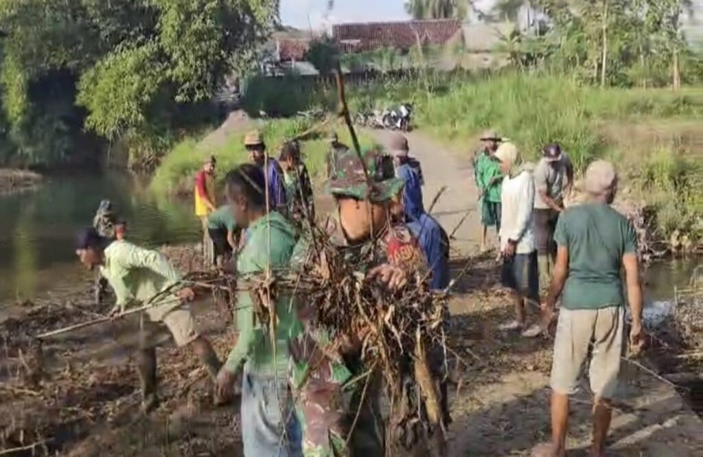 Jumat Bersih, Babinsa Birowo Bersama Warga Kerja Bakti Bersihkan Sungai Complang