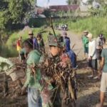 Jumat Bersih, Babinsa Birowo Bersama Warga Kerja Bakti Bersihkan Sungai Complang