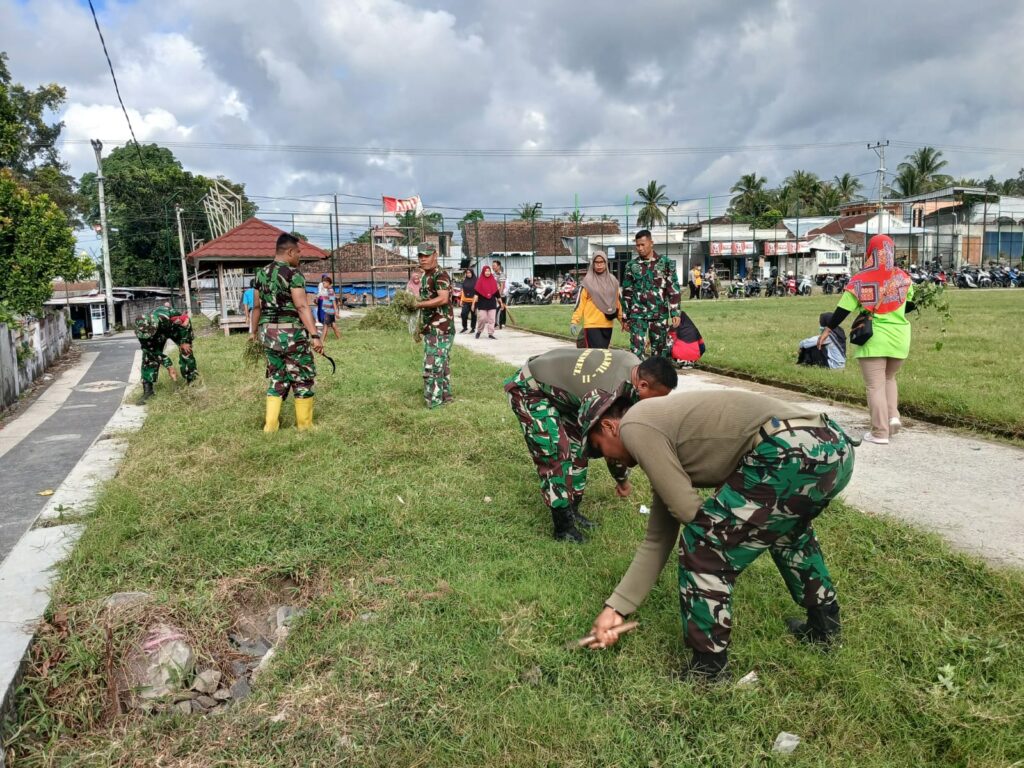 Danramil Aikmel Pimpin Gotong Royong Bersihkan Lapangan Desa Aikmel Induk