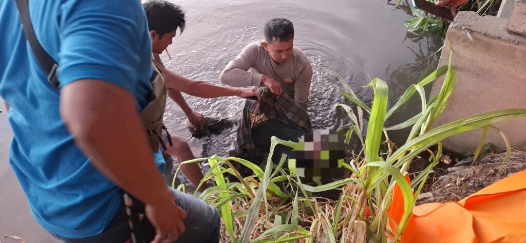 Polres Lombok Tengah Evakuasi Penemuan Mayat di Aliran Sungai Kemulah