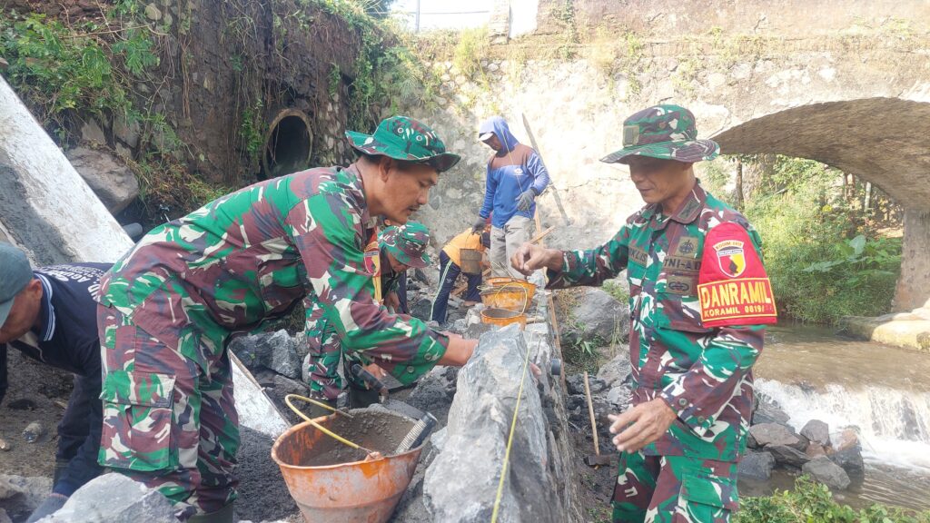 Cegah Longsor dan Banjir, Koramil 0819/18 Pandaan Bersama Warga Bangun Plengsengan