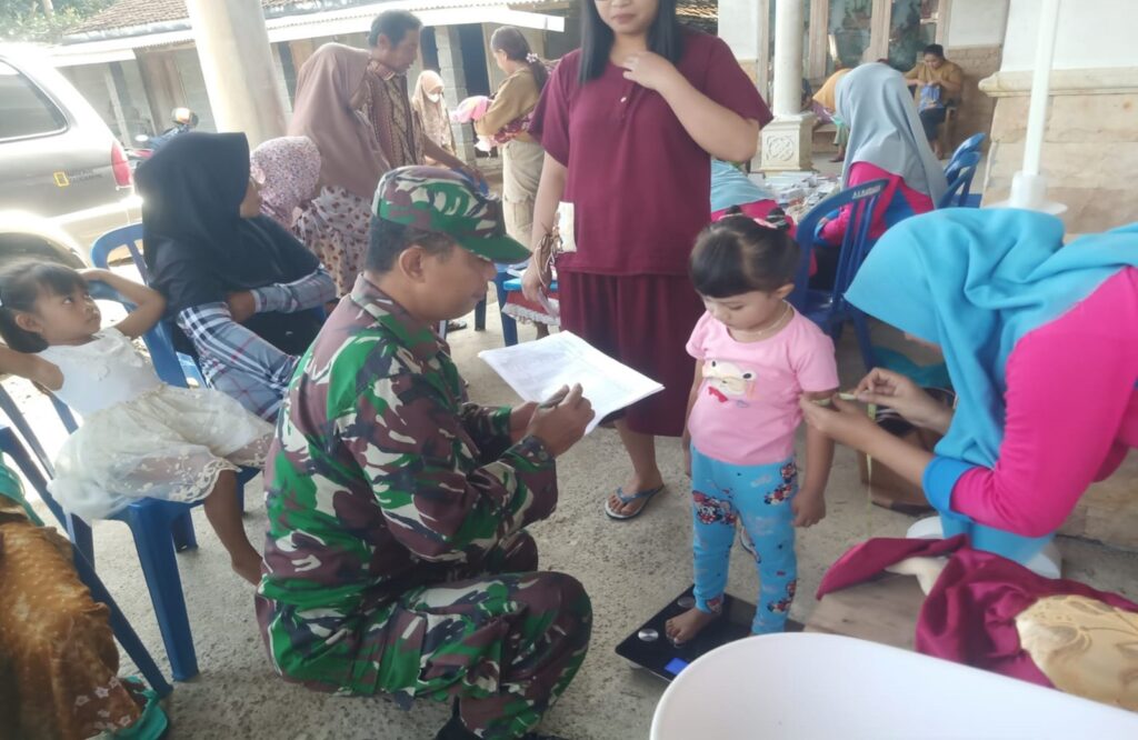 Babinsa Panggungasri Bersama Kader dan Bidan Desa Aktif Cegah Stunting Lewat Posyandu Balita