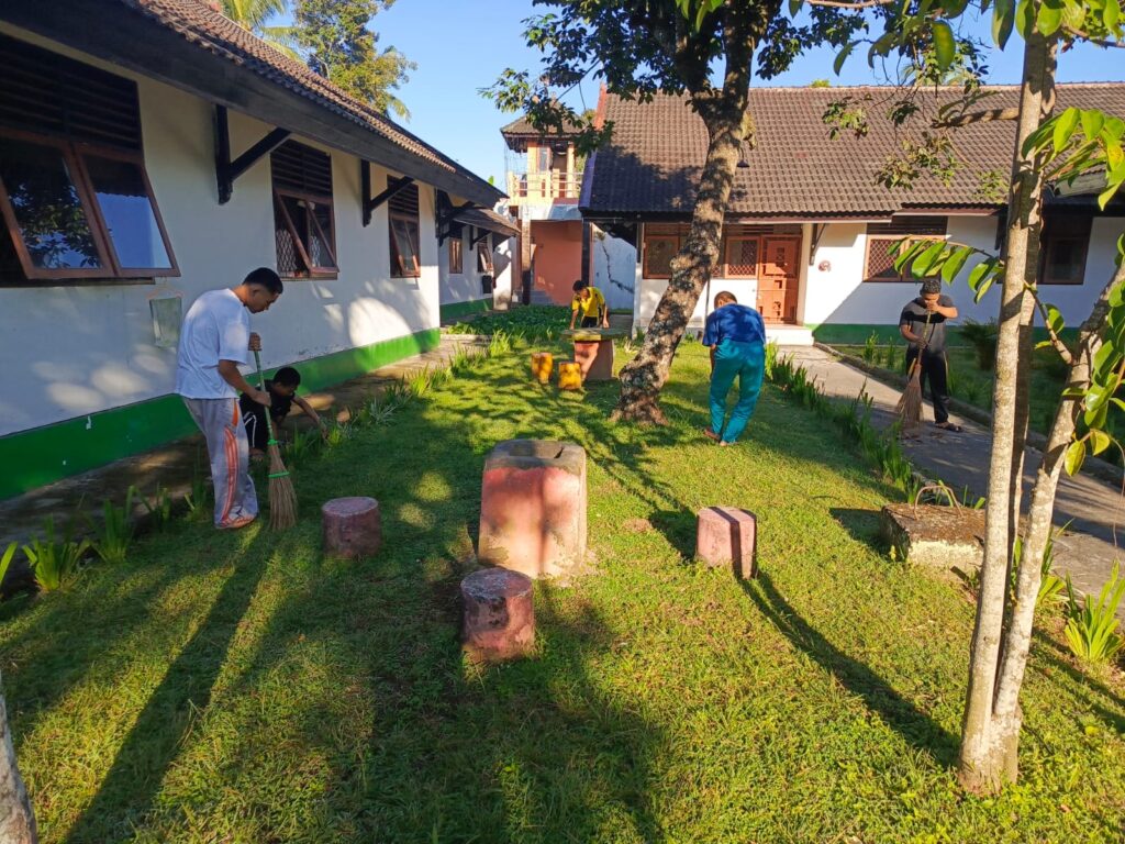 Anak Binaan LPKA Lombok Tengah, Jaga Kebersihan Lingkungan