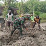 Babinsa Bumiayu Bersama Warga Antusias Gotong Royong Bersihkan Jalan Dusun Banaran