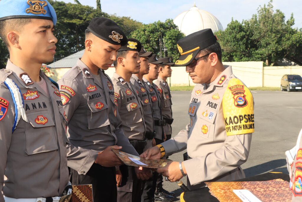 Polres Lombok Tengah Gelar Upacara PTDH dan Pemberian Penghargaan Bagi Personel Berprestasi