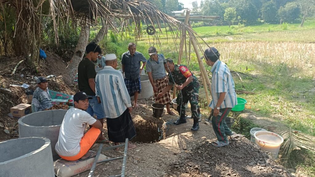 Jalin Kedekatan Emosional, Babinsa Bantu Gali Tanah Untuk Sumur Pemakaman