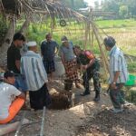 Jalin Kedekatan Emosional, Babinsa Bantu Gali Tanah Untuk Sumur Pemakaman