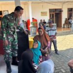 Babinsa Kalitengah Bersama Tiga Pilar Dampingi Penyaluran Bantuan Pangan Beras Bulog Untuk 502 Warga