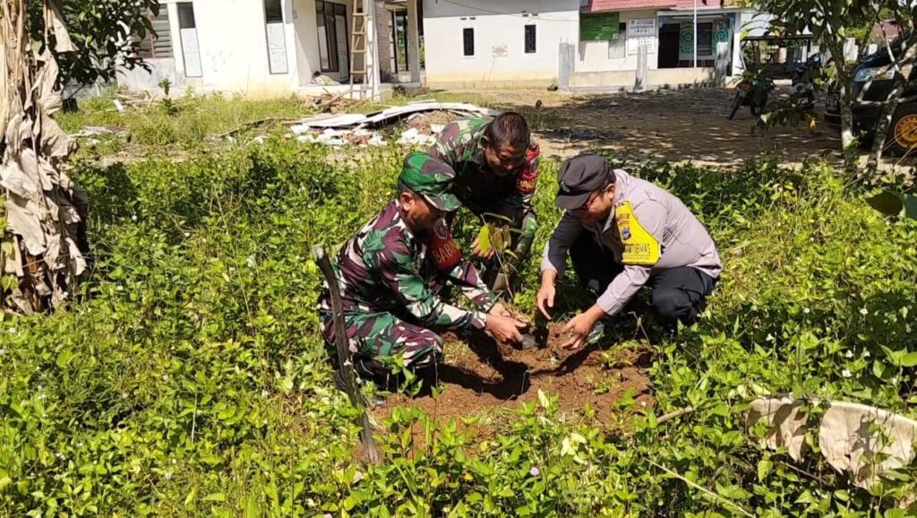 Personil TNI Kembali Mitigasi Lingkungan Bantu Aparat Desa Dan Warga Tanam Pohon dan Bersih Lingkungan