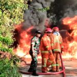 Si Jago Merah Hanguskan 1 Rumah dan 2 Unit Mobil, Babinsa 1015-04/Baamang Bantu Memadamkan Kebakaran