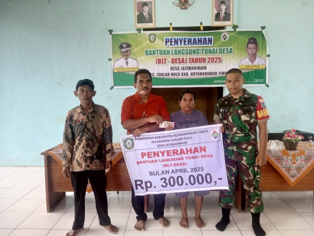 Babinsa Koramil 1015-07/Parenggean Dampingi Penyaluran BLT Dana Desa