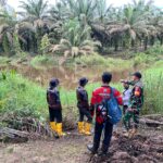 Bersama satgas, Babinsa 1015-07/Parenggean Cek Tempat Penampungan Air Guna Mengantisipasi Terjadinya Karhutla